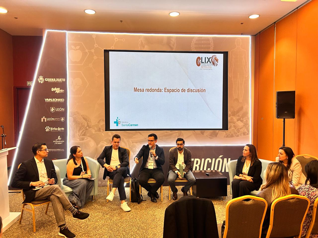 Doctores en mesa redonda servicios a domicilio salud renal
