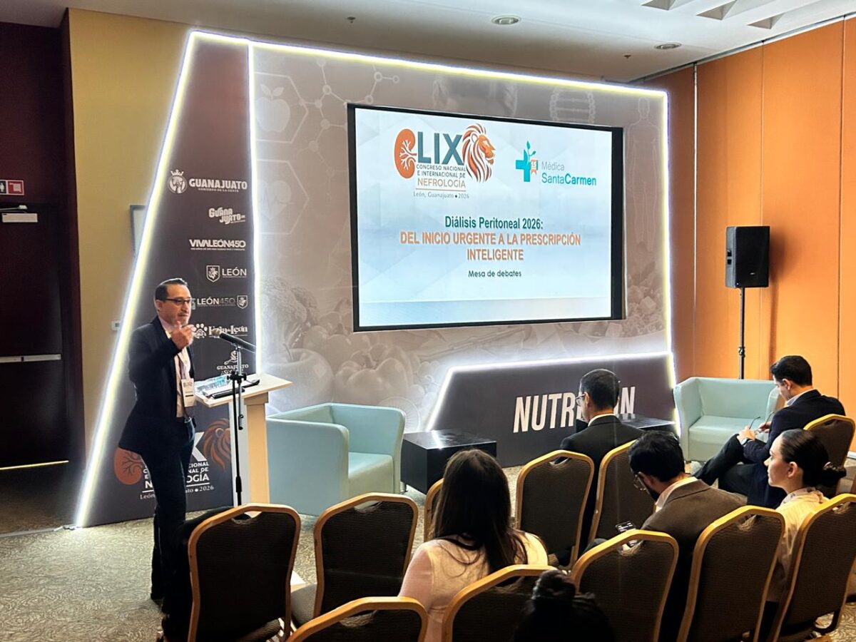 Especialistas de Médica Santa Carmen participando en el Congreso de Nefrología con un taller de diálisis peritoneal en León, Guanajuato.