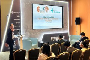 Especialistas de Médica Santa Carmen participando en el Congreso de Nefrología con un taller de diálisis peritoneal en León, Guanajuato.